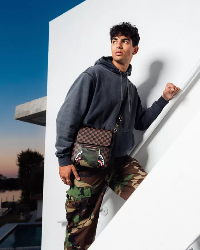 SLINGS | CROSSBODYS*Sprayground EXTERIOR GOLD ZIP POCKET SHARKS IN PARIS MESSENGER SLING BAG