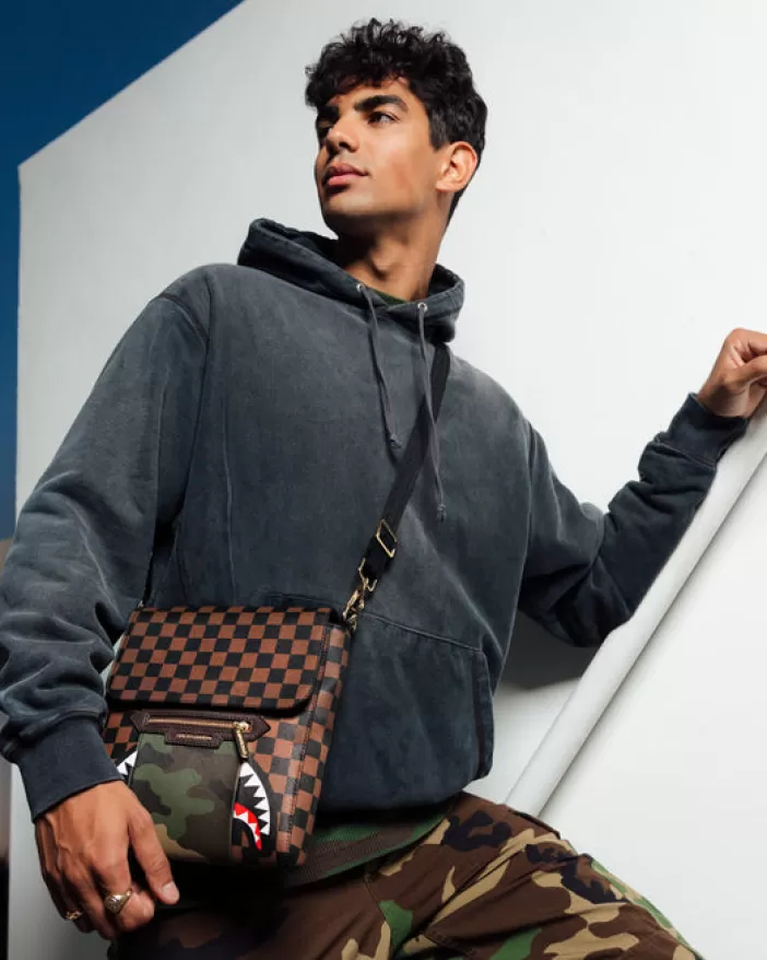 SLINGS | CROSSBODYS*Sprayground EXTERIOR GOLD ZIP POCKET SHARKS IN PARIS MESSENGER SLING BAG